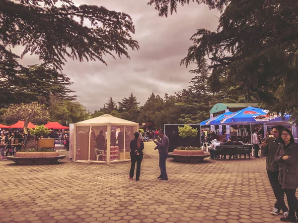 Tiflis, Gürcistan - 12 Mayıs 2018: Gürcüce Festivali şarap ve şarap füniküler Tiflis, Gürcistan'daki üzerinde Mtatsminda Park yapımı