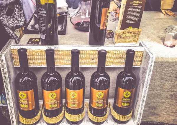 Tiflis, Gürcistan - 12 Mayıs 2018: Gürcüce Festivali şarap ve şarap füniküler Tiflis, Gürcistan'daki üzerinde Mtatsminda Park yapımı