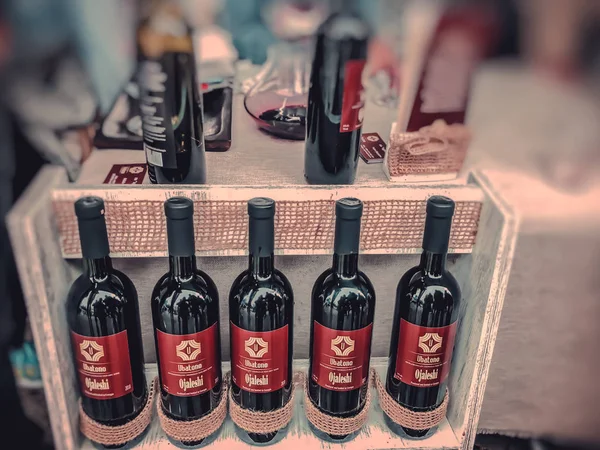 Tiflis, Gürcistan - 12 Mayıs 2018: Gürcüce Festivali şarap ve şarap füniküler Tiflis, Gürcistan'daki üzerinde Mtatsminda Park yapımı