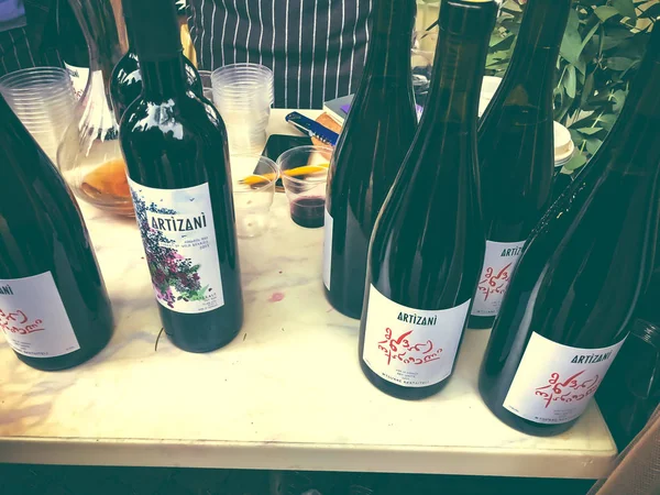 Tiflis, Gürcistan - 12 Mayıs 2018: Gürcüce Festivali şarap ve şarap füniküler Tiflis, Gürcistan'daki üzerinde Mtatsminda Park yapımı