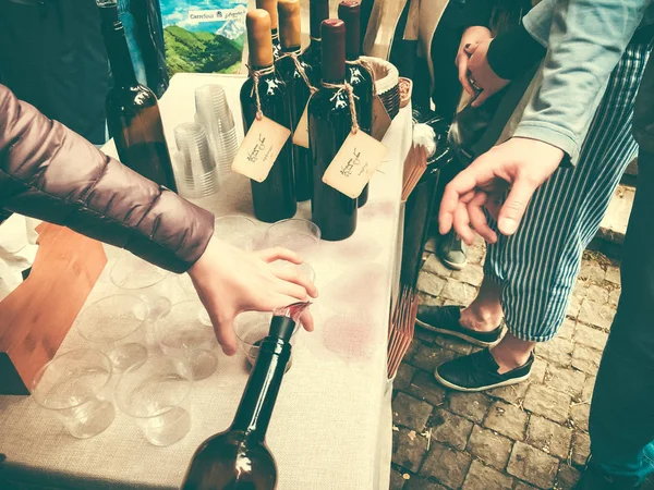 Tiflis, Gürcistan - 12 Mayıs 2018: Gürcüce Festivali şarap ve şarap füniküler Tiflis, Gürcistan'daki üzerinde Mtatsminda Park yapımı