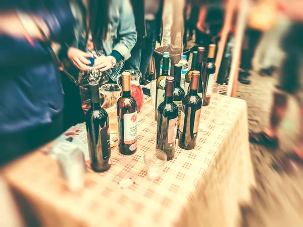 Tiflis, Gürcistan - 12 Mayıs 2018: Gürcüce Festivali şarap ve şarap füniküler Tiflis, Gürcistan'daki üzerinde Mtatsminda Park yapımı