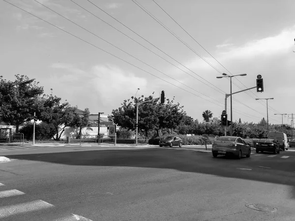 里雄莱锡安, 以色列-2018年4月30日: 在里雄莱锡安的阳光明媚的一天, 以色列的道路上的汽车 — 图库照片