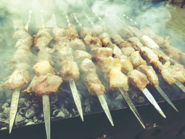 Mcvadi - bir Barbekü ızgara üzerinde kömür hazırlama şaşlık. Gürcistan'daki geleneksel mutfağı yığılmış et kavrulmuş