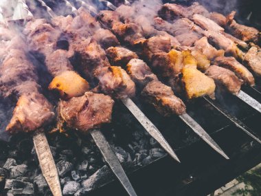 Mcvadi - bir Barbekü ızgara üzerinde kömür hazırlama şaşlık. Gürcistan'daki geleneksel mutfağı yığılmış et kavrulmuş