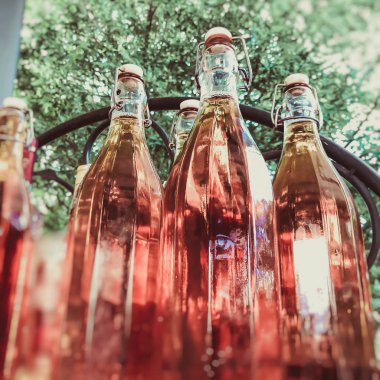 Cam şişelerde şişe Gürcü doğal beyaz şarap. Atış kapatın