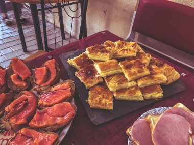 Açık büfe akşam yemeği köyünde. Bayram doğa, sandviç, khachapuri, somon balık