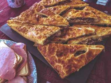 Açık büfe akşam yemeği köyünde. Bayram niteliğine, jambon ve peynir, pasta etli sandviç