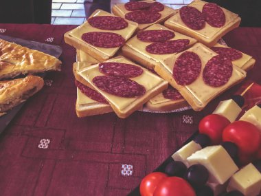 Açık büfe akşam yemeği köyünde. Bayram doğa, sandviç, khachapuri