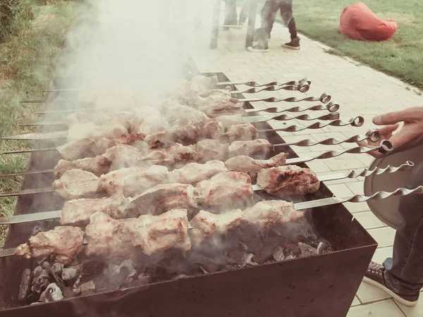 Mcvadi - shashlik voorbereiden op een barbecue-grill op houtskool. Geroosterde gestapelde vlees traditionele keuken in Georgië — Stockfoto