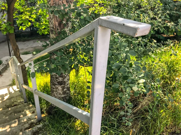 Handrail langkah-langkah, turun ke bagian bawah halaman rumah . — Stok Foto