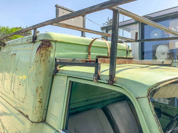 TBILISI, GEORGIA - MAY 17, 2018: An old car parked at a bus stop in the city — Stock Photo, Image