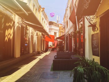 Tiflis, Gürcistan - 10 Temmuz 2018: Shardeni Street Old Town Tiflis, Gürcistan'ın açık hava kafeleri.