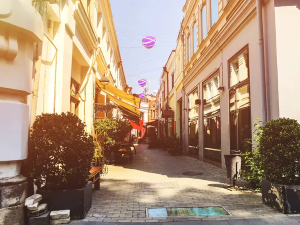Tbilisi, Gürcistan - 10 Temmuz 2018: Tbilisi eski kesiminde bir yaya caddesi Shardeni sokak olduğunu.