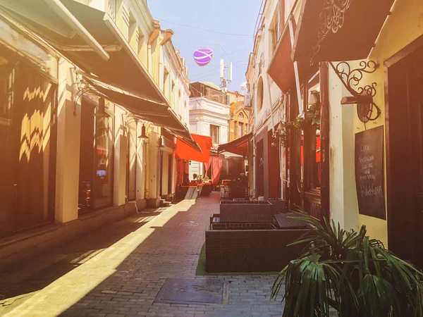 Tiflis, Gürcistan - 10 Temmuz 2018: Shardeni Street Old Town Tiflis, Gürcistan'ın açık hava kafeleri.