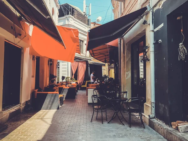 Tiflis, Gürcistan - 10 Temmuz 2018: Shardeni Street Old Town Tiflis, Gürcistan'ın açık hava kafeleri.