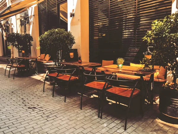 Cafés en plein air dans la rue Shardeni de la vieille ville de Tbilissi, Géorgie . — Photo