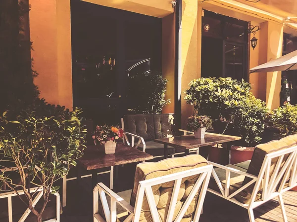 Cafés im Freien in der Shardeni-Straße der Altstadt von Tiflis, Georgien. — Stockfoto