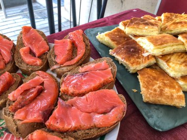 Açık büfe akşam yemeği köyünde. Doğa, sandviç, pasta et, khachapuri, somon balık, sebze ile bayram