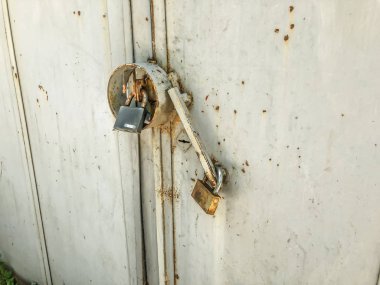 Demir garaj kapıları. Paslı kapı. Kapı menteşeleri. Atış kapatın