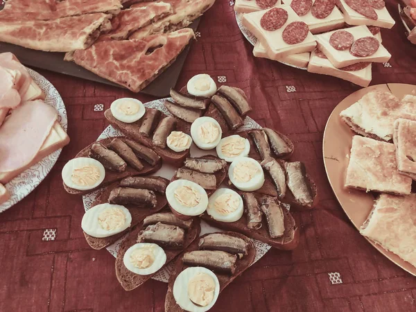 Açık büfe akşam yemeği köyünde. Bayram niteliğine, haşlanmış yumurta, balık sandviç