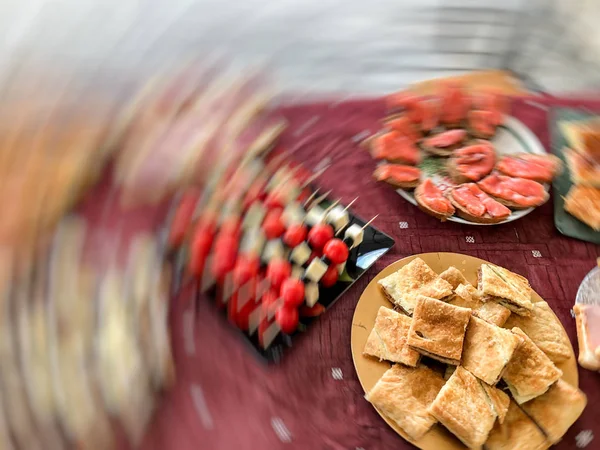 Svédasztalos vacsora a ház. Ünnep jellegű, szendvicsek, hús, khachapuri, hal, zöldség pie. Blure hatás — Stock Fotó
