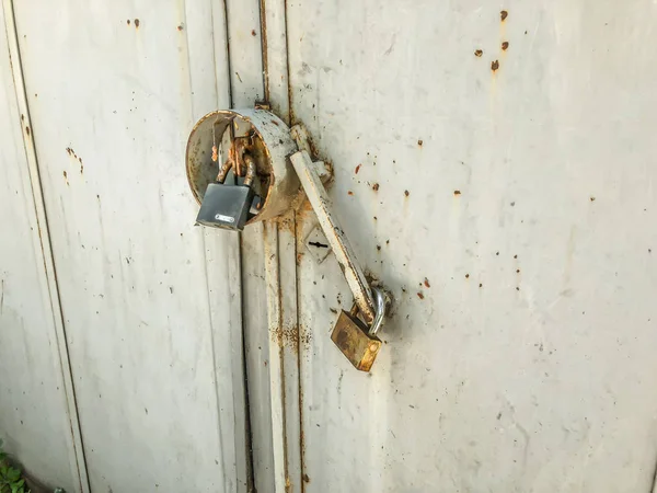 Demir garaj kapıları. Paslı kapı. Kapı menteşeleri. Atış kapatın