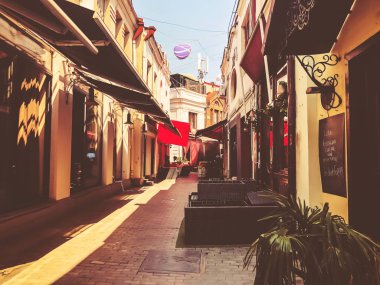 Tiflis, Gürcistan - 10 Temmuz 2018: Shardeni Street Old Town Tiflis, Gürcistan'ın açık hava kafeleri.