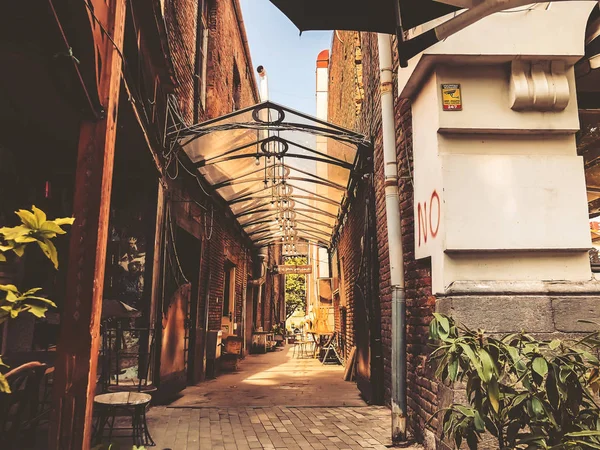 Tbilisi, Gürcistan - 10 Temmuz 2018: Tbilisi eski kesiminde bir yaya caddesi Shardeni sokak olduğunu.