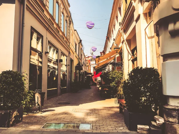 Tbilisi, Gürcistan - 10 Temmuz 2018: Tbilisi eski kesiminde bir yaya caddesi Shardeni sokak olduğunu.