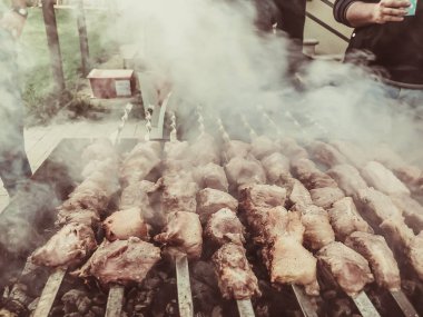 Mcvadi - bir Barbekü ızgara üzerinde kömür hazırlama şaşlık. Gürcistan'daki geleneksel mutfağı yığılmış et kavrulmuş