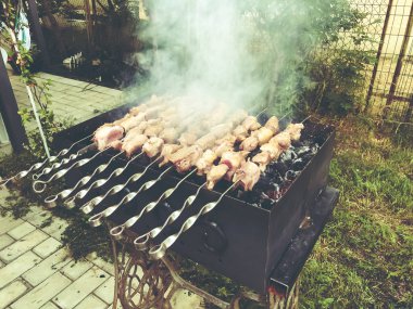 Mcvadi - bir Barbekü ızgara üzerinde kömür hazırlama şaşlık. Gürcistan'daki geleneksel mutfağı yığılmış et kavrulmuş