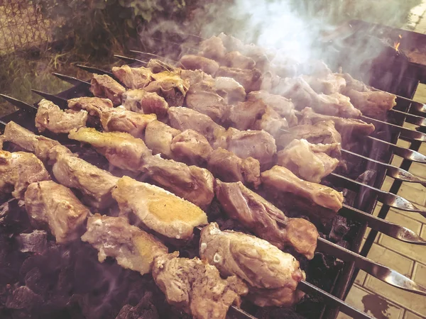 Mcvadi - shashlik preparándose en una parrilla de barbacoa sobre carbón vegetal. Carnes asadas apiladas cocina tradicional en Georgia —  Fotos de Stock