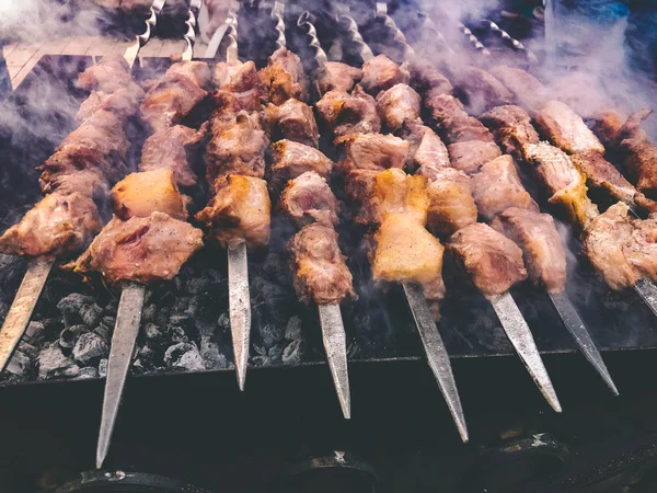 Mcvadi - bir Barbekü ızgara üzerinde kömür hazırlama şaşlık. Gürcistan'daki geleneksel mutfağı yığılmış et kavrulmuş