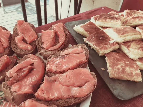 Açık büfe akşam yemeği köyünde. Bayram doğa, sandviç, khachapuri, somon balık