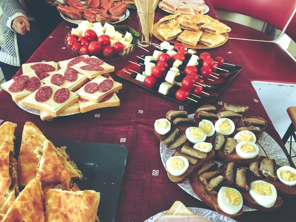 Açık büfe akşam yemeği köyünde. Doğa, sandviç, pasta et, khachapuri, balık, sebze, haşlanmış yumurta ile bayram 