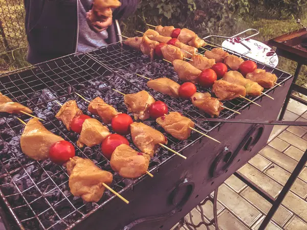 Barbekü tavuk eti ile sebze kömürlerin üzerinde. Izgara sebzeli tavuk şiş 