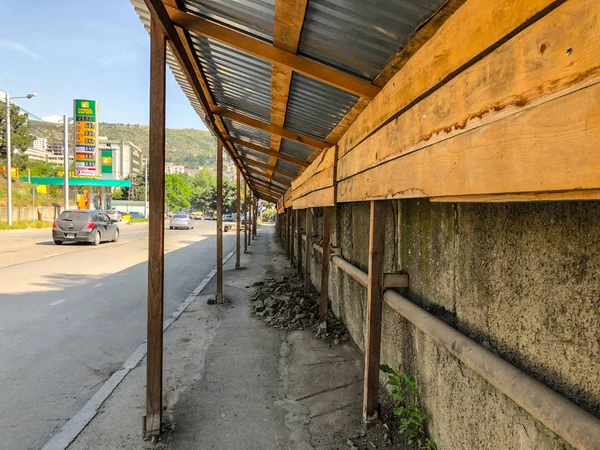 Tiflis, Gürcistan--17 Mayıs 2018: alüminyum çatı, yayalar için sokakta İnşaat hakkında pasajda ahşap inşaat