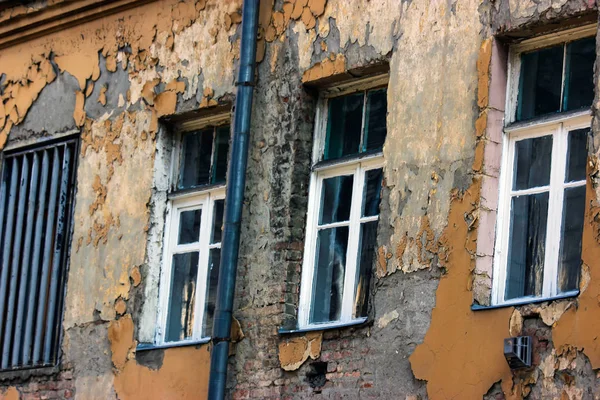 Yaz günlerinde eski Tiflis mimarisi, penceresi ve dış dekoru — Stok fotoğraf