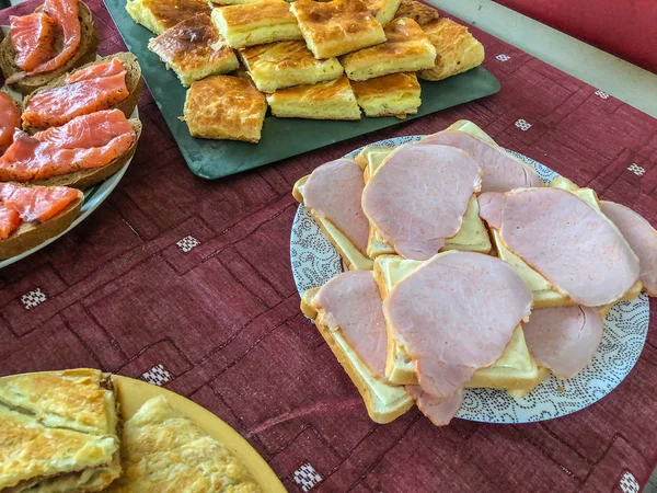 Açık büfe akşam yemeği köyünde. Doğa, pastırma sandviç bayram, pasta et, khachapuri, balık
