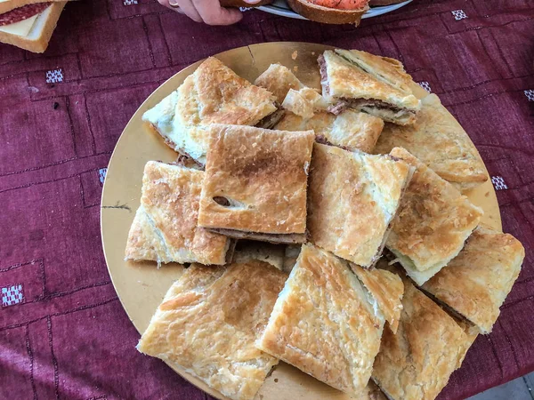 Açık büfe akşam yemeği köyünde. Bayram doğa, sandviç, pasta etli, khachapuri