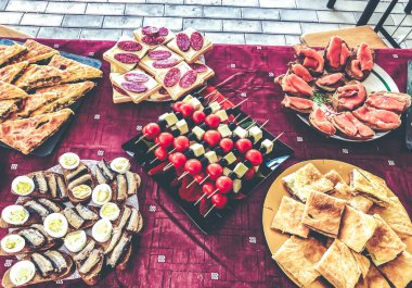 Açık büfe akşam yemeği köyünde. Doğa, sandviç, pasta et, khachapuri, balık, sebze, haşlanmış yumurta ile bayram 