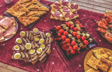 Açık büfe akşam yemeği köyünde. Doğa, sandviç, pasta et, khachapuri, balık, sebze, haşlanmış yumurta ile bayram 