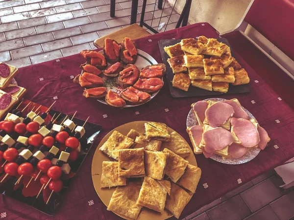 Jantar buffet na casa de campo. Festa na natureza, sanduíches, torta com carne, khachapuri, peixe, legumes — Fotografia de Stock