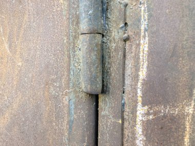 Demir garaj kapıları. Paslı kapı. Kapı menteşeleri. Atış kapatın