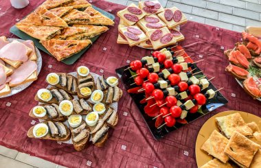 Açık büfe akşam yemeği köyünde. Doğa, sandviç, pasta et, khachapuri, balık, sebze ile bayram