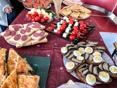 Açık büfe akşam yemeği köyünde. Doğa, sandviç, pasta et, khachapuri, balık, sebze ile bayram