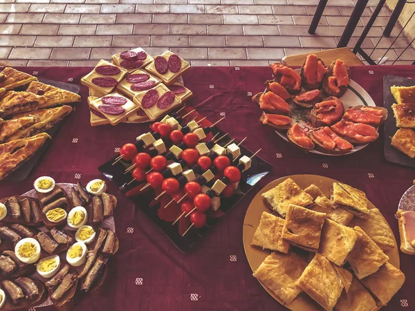 Svédasztalos vacsora a ház. A természet, a szendvicsek, a kördiagramból származó hús, khachapuri, hal, zöldség, főtt tojás ünnepe — Stock Fotó