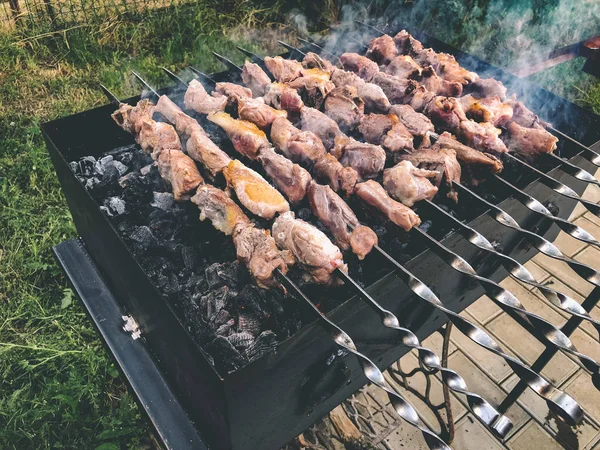 Mcvadi - shashlik preparándose en una parrilla de barbacoa sobre carbón vegetal. Carnes asadas apiladas cocina tradicional en Georgia —  Fotos de Stock
