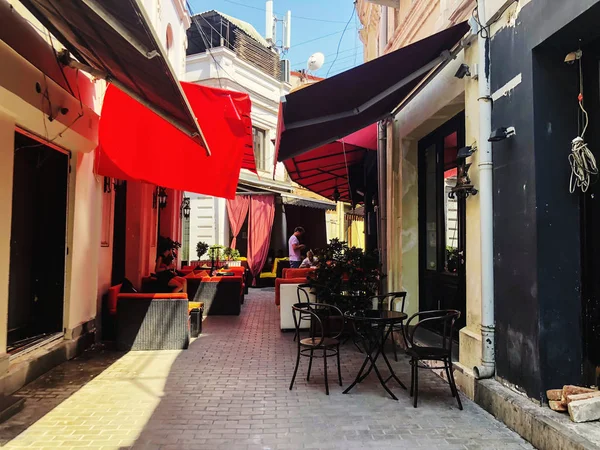 TBILISI, GEORGIA - 10 de julio de 2018: Cafés al aire libre en la calle Shardeni del casco antiguo de Tiflis, Georgia . — Foto de Stock